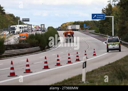 Die A2 bleibt zwischen Burg und Theeßen gesperrt. Hinter der Ausfahrt Thesen - Drewitz in Richtung Hannover war in der Nacht zum Mittwoch ein LKW in Folge eines Unfalls umgekippt. Zwei Personen kamen bei dem Unfall ums Leben. *** Die A2 bleibt zwischen Burg und Theeßen geschlossen hinter der Ausfahrt Thesen Drewitz in Richtung Hannover, ein Lkw kippte bei einem Unfall am Mittwochabend kamen zwei Menschen beim Unfall ums Leben Credit: Imago/Alamy Live News Stockfoto