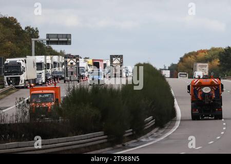 Die A2 bleibt zwischen Burg und Theeßen gesperrt. Hinter der Ausfahrt Thesen - Drewitz in Richtung Hannover war in der Nacht zum Mittwoch ein LKW in Folge eines Unfalls umgekippt. Zwei Personen kamen bei dem Unfall ums Leben. *** Die A2 bleibt zwischen Burg und Theeßen geschlossen hinter der Ausfahrt Thesen Drewitz in Richtung Hannover, ein Lkw kippte bei einem Unfall am Mittwochabend kamen zwei Menschen beim Unfall ums Leben Credit: Imago/Alamy Live News Stockfoto