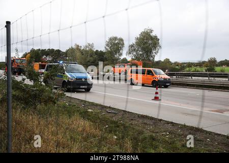 Die A2 bleibt zwischen Burg und Theeßen gesperrt. Hinter der Ausfahrt Thesen - Drewitz in Richtung Hannover war in der Nacht zum Mittwoch ein LKW in Folge eines Unfalls umgekippt. Zwei Personen kamen bei dem Unfall ums Leben. *** Die A2 bleibt zwischen Burg und Theeßen geschlossen hinter der Ausfahrt Thesen Drewitz in Richtung Hannover, ein Lkw kippte bei einem Unfall am Mittwochabend kamen zwei Menschen beim Unfall ums Leben Credit: Imago/Alamy Live News Stockfoto