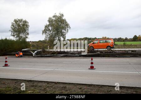 Die A2 bleibt zwischen Burg und Theeßen gesperrt. Hinter der Ausfahrt Thesen - Drewitz in Richtung Hannover war in der Nacht zum Mittwoch ein LKW in Folge eines Unfalls umgekippt. Zwei Personen kamen bei dem Unfall ums Leben. *** Die A2 bleibt zwischen Burg und Theeßen geschlossen hinter der Ausfahrt Thesen Drewitz in Richtung Hannover, ein Lkw kippte bei einem Unfall am Mittwochabend kamen zwei Menschen beim Unfall ums Leben Credit: Imago/Alamy Live News Stockfoto