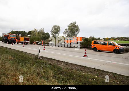 Die A2 bleibt zwischen Burg und Theeßen gesperrt. Hinter der Ausfahrt Thesen - Drewitz in Richtung Hannover war in der Nacht zum Mittwoch ein LKW in Folge eines Unfalls umgekippt. Zwei Personen kamen bei dem Unfall ums Leben. *** Die A2 bleibt zwischen Burg und Theeßen geschlossen hinter der Ausfahrt Thesen Drewitz in Richtung Hannover, ein Lkw kippte bei einem Unfall am Mittwochabend kamen zwei Menschen beim Unfall ums Leben Credit: Imago/Alamy Live News Stockfoto