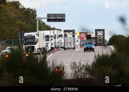 Die A2 bleibt zwischen Burg und Theeßen gesperrt. Hinter der Ausfahrt Thesen - Drewitz in Richtung Hannover war in der Nacht zum Mittwoch ein LKW in Folge eines Unfalls umgekippt. Zwei Personen kamen bei dem Unfall ums Leben. *** Die A2 bleibt zwischen Burg und Theeßen geschlossen hinter der Ausfahrt Thesen Drewitz in Richtung Hannover, ein Lkw kippte bei einem Unfall am Mittwochabend kamen zwei Menschen beim Unfall ums Leben Credit: Imago/Alamy Live News Stockfoto