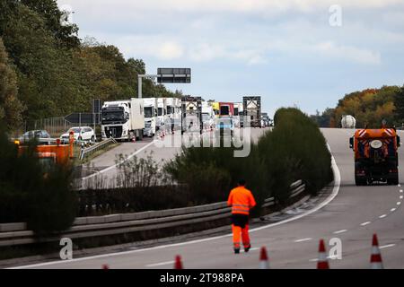 Die A2 bleibt zwischen Burg und Theeßen gesperrt. Hinter der Ausfahrt Thesen - Drewitz in Richtung Hannover war in der Nacht zum Mittwoch ein LKW in Folge eines Unfalls umgekippt. Zwei Personen kamen bei dem Unfall ums Leben. *** Die A2 bleibt zwischen Burg und Theeßen geschlossen hinter der Ausfahrt Thesen Drewitz in Richtung Hannover, ein Lkw kippte bei einem Unfall am Mittwochabend kamen zwei Menschen beim Unfall ums Leben Credit: Imago/Alamy Live News Stockfoto