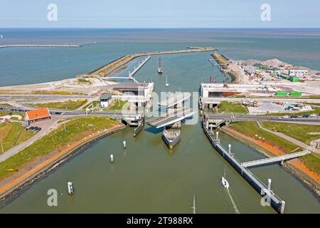 Luftaufnahme aus Schleusen bei Kornwerderzand am Afsluitdijk in den Niederlanden Stockfoto