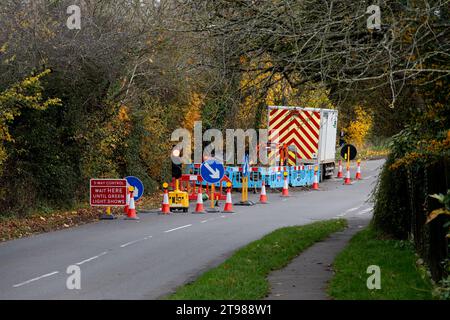 Vorübergehende Ampel auf einer Straße, Warwickshire, England, Großbritannien Stockfoto