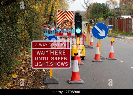 Vorübergehende Ampel auf einer Straße, Warwickshire, England, Großbritannien Stockfoto