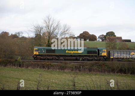 Freightliner-Diesellokomotive der Baureihe 66 Nr. 66616, Güterzug, Warwickshire, Großbritannien Stockfoto