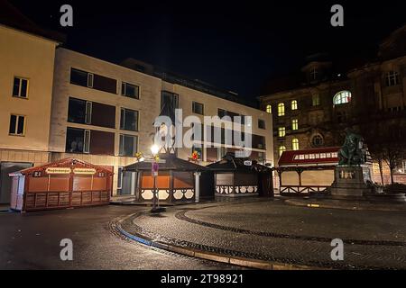 Die Buden am Otto von Guericke Denkmal stehen schon. Weihnachtsbaum für den diesjährigen Weihnachtsmarkt steht jetzt auf dem Alten Markt vor dem Rathaus. Weihnachtsbaum für Magdeburger Weihnachtsmarkt gefallen. Für jeden Ihrer drei Kinder wurde bei Familie Parnitzke aus Magdeburg ein Baum gepflanzt. Doch nachdem sich das Wurzelwerk einer Fichte stark ausgeweitet hat, wechselt der Baum seinen Standort und schmückt in diesem Jahr den Magdeburger Weihnachtsmarkt. Am Montag wurde der 16 Meter hohe Baum im Stadtteil Hopfengarten gefallen. *** Die Stände am Otto-von-Guericke-Denkmal sind schon u Stockfoto