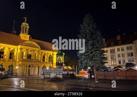 Weihnachtsbaum für den diesjährigen Weihnachtsmarkt steht jetzt auf dem Alten Markt vor dem Rathaus. Weihnachtsbaum für Magdeburger Weihnachtsmarkt gefallen. Für jeden Ihrer drei Kinder wurde bei Familie Parnitzke aus Magdeburg ein Baum gepflanzt. Doch nachdem sich das Wurzelwerk einer Fichte stark ausgeweitet hat, wechselt der Baum seinen Standort und schmückt in diesem Jahr den Magdeburger Weihnachtsmarkt. Am Montag wurde der 16 Meter hohe Baum im Stadtteil Hopfengarten gefallen. *** Weihnachtsbaum für dieses Jahr steht nun der Weihnachtsmarkt auf dem Alten Markt vor dem Rathaus Christma Stockfoto