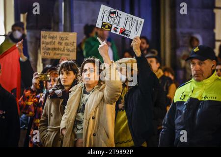 UTRECHT – Anhänger der Antifaschistischen Aktion (Antifa) protestieren rund um das Utrechter Rathaus. Die extreme linke Bewegung, die gegen alle Formen der extremen Rechten agitiert, ist der Ansicht, dass man nicht akzeptieren sollte, dass die PVV die größte Partei geworden ist. ANP ROBIN VAN LONKHUIJSEN niederlande aus - belgien aus Stockfoto