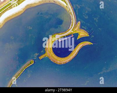 Luftaufnahme von Tulpeiland in Wolderwijd an der Küste von Zeewolde in den Niederlanden. Es handelt sich um eine künstliche Halbinsel in Form einer Tulpe. Stockfoto