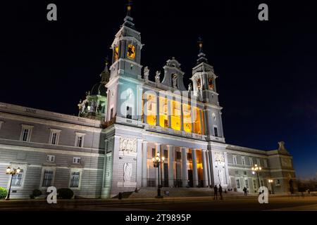 Madrid, Spanien, 09.10.21. Beleuchtete Hauptfassade der Kathedrale von Almudena (Santa Maria la Real de La Almudena), Nachtblick. Stockfoto