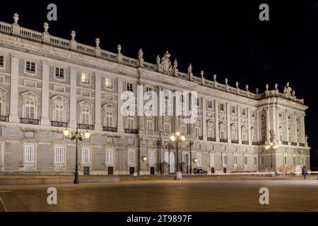 Madrid, Spanien, 09.10.21. Der Königspalast von Madrid (Palacio Real de Madrid) auf der Plaza de la Armeria, Nachtblick, beleuchtete Fassade. Stockfoto