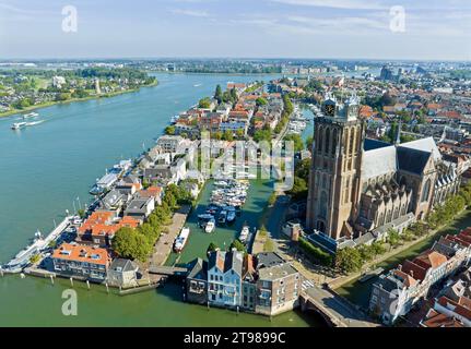 Aus der Luft von der Stadt Dordrecht mit der Grote Kerk in den Niederlanden Stockfoto