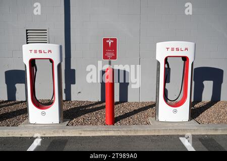 Kamloops, BC, Kanada - 20. Juli 2023: Tesla-Ladestation in Kamloops, Kanada. Stockfoto