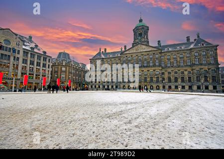 Verschneite Dam mit dem königlichen Palast in Amsterdam Stockfoto