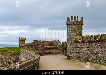 Groomsport, County Down, Nordirland 22. November 2023 - der Weg zum Groomsport Beach mit einer Türmchen-Festung dient als Aussichtspunkt Stockfoto