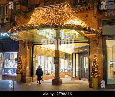 Glasgow, Schottland, Großbritannien. November 2023. Weihnachtseinkäufe waren auf der stilvollen Meile von Schottland, der Buchanan Street, in der das Einkaufszentrum mit Argyle-Arkaden beleuchtet war. Credit Gerard Ferry/Alamy Live News Stockfoto