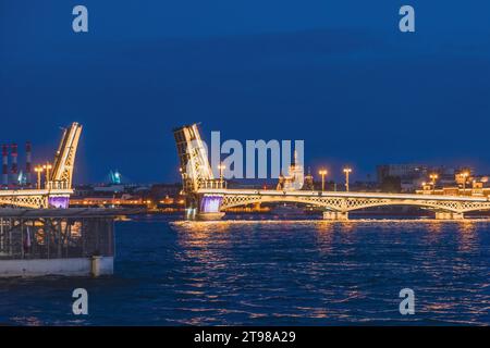 Öffnen Sie die Verkündigungsbrücke über den Fluss Neva in der weißen Sommernacht in St. Petersburg. Russland Stockfoto