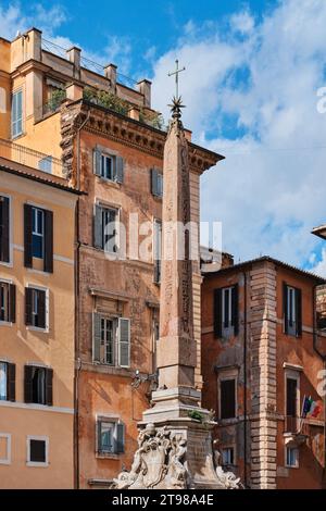 Rom, Italien - 29. Oktober 2023: Roter Granit ägyptischer Macuteo Obelisk auf der Piazza della Rotonda vor dem Pantheon Stockfoto