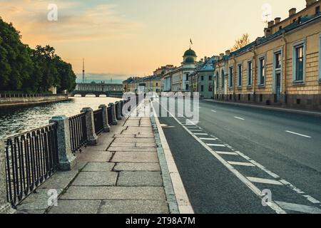 Leere Straße am Ufer des Fontanka-Flusses bei Sonnenaufgang. Sankt Petersburg. Russland Stockfoto