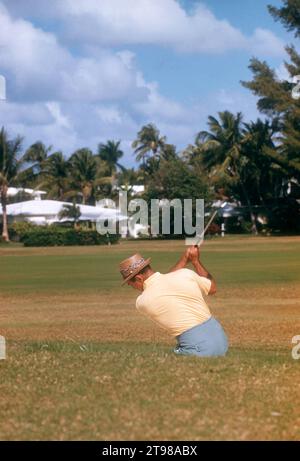 FL - 2. FEBRUAR: Sam Snead (1912–2002) aus den Vereinigten Staaten trifft seinen Schuss aus dem Sand am 2. Februar 1956 in Florida. (Foto von Hy Peskin) *** örtliche Unterschrift *** Sam Snead Stockfoto