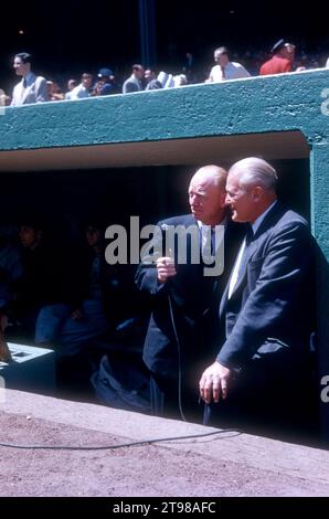 BRONX, NY – 15. MAI: Der Ansager Red Barber von den New York Yankees interviewt ein Mitglied der Kansas City Athletics vor einem MLB-Spiel gegen die New York Yankees am 15. Mai 1955 im Yankee Stadium in der Bronx, New York. (Foto von Hy Peskin) *** örtliche Unterschrift *** Roter Barbier Stockfoto