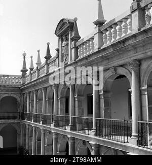 ARQUERIAS DEL PATIO PRINCIPAL DE LA UNIVERSIDAD DE ALCALA DE HENARES O DE SANTO TOMAS DE VILLANUEVA - SIGLO XVII - B/N - AÑOS 60. AUTOR: JOSE DE SOPEÑA. Lage: UNIVERSIDAD. Alcalá de Henares. MADRID. SPANIEN. Stockfoto