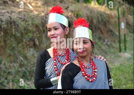 23. November 2023 Sylhet-Bangladesch: Khasi-Stämme zieren ihre traditionelle Kleidung anlässlich der Feier des Khasi Seng Kut Snem 2023, organisiert vom Khasi-Sozialrat. Khasi Seng Kutsnem, ein traditionelles Jahresendfest der Khasi-Gemeinde der Großsylhet-Division, fand im Magurchhara Khasia Punji Field in Kamalganj statt. Am 23. November 2023 Sylhet, Bangladesch (Credit Image: © MD Rafayat Haque Khan/eyepix via ZUMA Press Wire) NUR REDAKTIONELLE VERWENDUNG! Nicht für kommerzielle ZWECKE! Stockfoto