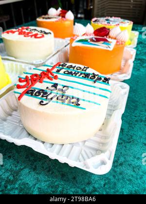 Verschiedene festliche bento-Kuchen auf dem Tisch. Stockfoto