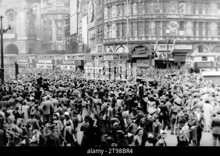 VE Day, London. Menschenmenge im Piccadilly Circus, London am V-E-Tag zur Ankündigung der Einstellung der Feindseligkeiten, am 8. Mai 1945 Stockfoto