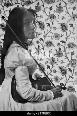 Zitcala Sa. Porträt des amerikanischen Schriftstellers und Aktivisten Zitkala-Ša (1876–1938) mit Violine von Gertrude Käsebier, 1898 Stockfoto