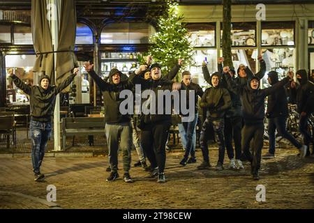 UTRECHT - Gegendemonstratoren bei einer Demonstration von Unterstützern der Antifaschistischen Aktion (Antifa), die um das Utrechter Rathaus protestieren. Die extreme linke Bewegung, die gegen alle Formen der extremen Rechten agitiert, ist der Ansicht, dass man nicht akzeptieren sollte, dass die PVV die größte Partei geworden ist. ANP ROBIN VAN LONKHUIJSEN niederlande aus - belgien aus Stockfoto