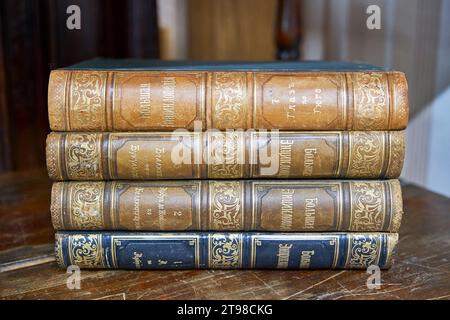 Jelabuga, Russland 18. Juni 2023: Vier große Bände der Großen Enzyklopädie herausgegeben von S.N. Yuschakow, 1900–1909, im Stapel auf dem Tisch liegend, Nahaufnahme. Russland Stockfoto