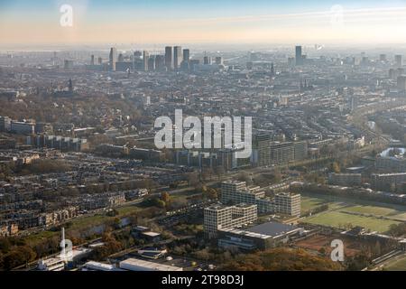 Skyline der niederländischen Stadt den Haag mit Winternebel über dem Horizont Stockfoto