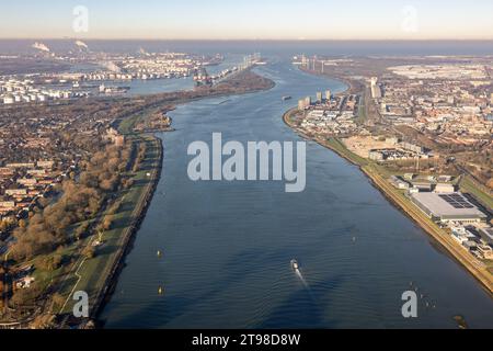 Blick aus der Vogelperspektive auf den Fluss Nieuwe maas im Industriegebiet Hafen von Rotterdam Stockfoto