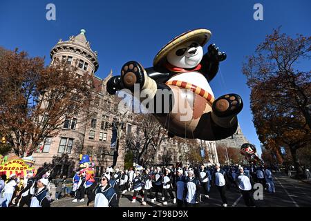 Kung Fu Panda Ballon 2023 bei der Macy's Thanksgiving Day Parade am 23. November 2023 in New York City. Stockfoto