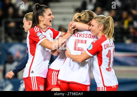 Paris, Frankreich, Frankreich. November 2023. Magdalena ERIKSSON von Bayern München feiert sein Tor mit Jovana DAMNJANOVIC von Bayern München und Linda DALLMANN von Bayern München während des Gruppenspiels C der UEFA Women's Champions League zwischen Paris Saint-Germain und dem FC Bayern München am 23. November 2023 in Paris. (Kreditbild: © Matthieu Mirville/ZUMA Press Wire) NUR REDAKTIONELLE VERWENDUNG! Nicht für kommerzielle ZWECKE! Stockfoto