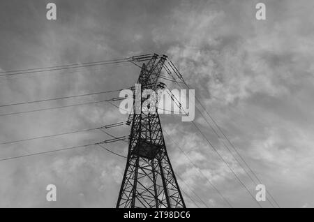 Der Turm, hoch und imposant, schafft einen starken visuellen Fokus und ein Gefühl von Ordnung und Struktur vor dem dynamischen Himmel. Stockfoto