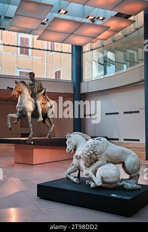 Rom, Italien - 29. Oktober 2023: Löwe greift eine Pferdestatue an und Bronzestatue des Marcus Aurelius in den Kapitolinischen Museen Stockfoto