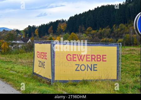 Transparente „Gewerbezone“ im Bezirk Vöcklabruck (Oberösterreich) Stockfoto