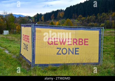 Transparente „Gewerbezone“ im Bezirk Vöcklabruck (Oberösterreich) Stockfoto