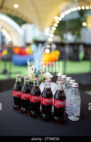 Almaty, Kasachstan - 21. Mai 2022: Flaschen Coca-Cola in einer Reihe auf dem Tisch. Getränke für die Gäste der Veranstaltung. Stockfoto
