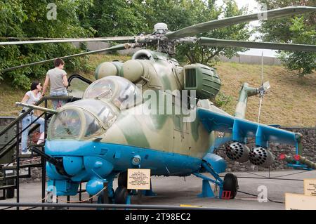 MIL Mi-24 (Hind) Angriffshubschrauber im Nationalen Museum der Geschichte der Ukraine im Zweiten Weltkrieg in Kiew, Ukraine Stockfoto
