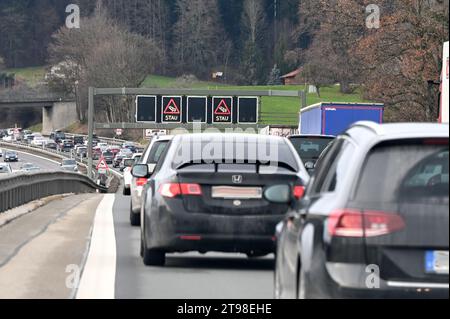 Stau auf der Autobahn A8 Richtung München kurz vor Irschenberg in Bayern Stockfoto