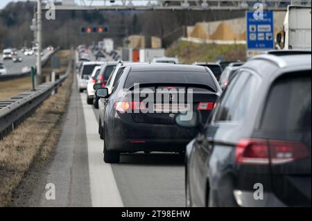 Stau auf der Autobahn A8 Richtung München kurz vor Irschenberg in Bayern Stockfoto