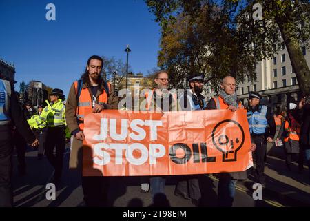 London, Großbritannien. November 2023. Aktivisten marschieren mit einem Just Stop Oil Banner während der Demonstration in Whitehall. Die Klimaschutzgruppe marschierte vom Trafalgar Square auf dem Bürgersteig und wurde am vierten Tag in Folge innerhalb von Sekunden verhaftet, als sie ihre Proteste gegen neue Genehmigungen für fossile Brennstoffe fortsetzte. Quelle: SOPA Images Limited/Alamy Live News Stockfoto