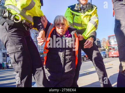 London, Großbritannien. November 2023. Metropolitan Police Polizisten verhaften während der Demonstration in Whitehall außerhalb der Downing Street einen Just Stop Oil Aktivist. Die Klimaschutzgruppe marschierte vom Trafalgar Square auf dem Bürgersteig und wurde am vierten Tag in Folge innerhalb von Sekunden verhaftet, als sie ihre Proteste gegen neue Genehmigungen für fossile Brennstoffe fortsetzte. Quelle: SOPA Images Limited/Alamy Live News Stockfoto