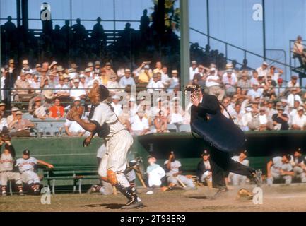 ST. PETERSBURG, FL - MÄRZ 1956: Catcher Elston Howard #32 der New York Yankees läuft um den Foul-Ball während eines MLB Spring Training Spiels gegen die Chicago White Sox um März 1956 in St. Petersburg, Florida. (Foto von Hy Peskin) *** örtlicher Bildtitel *** Elston Howard Stockfoto