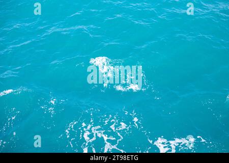 Tiefsee. Oberfläche des Blauen Meeres mit Wellen, Blick von oben. Stockfoto